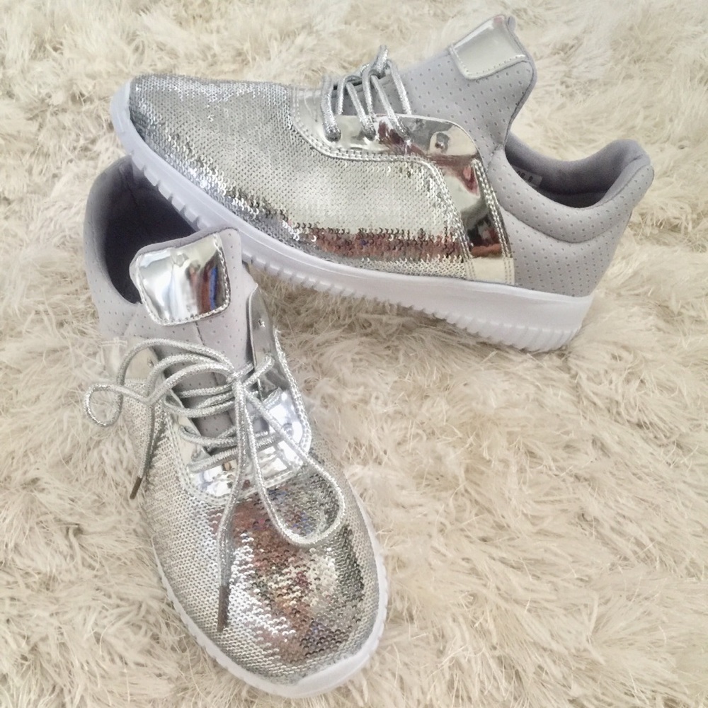 Beautiful silver snickers 👌🏼😍 - Picture 2 of 3